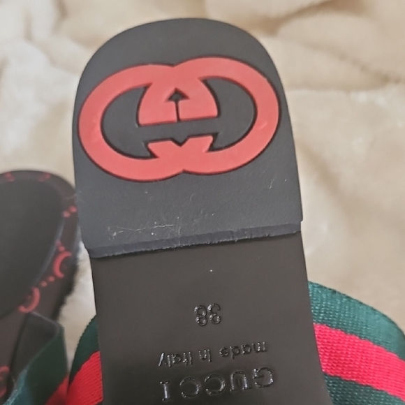 Gucci Black and Red Thong Sandals with Gold Accent - Picture 3 of 4